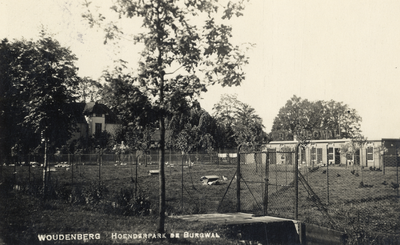 15445 Gezicht op de kippenrennen en op de achtergrond de kippenhokken van het hoenderpark De Burgwal te Woudenberg.